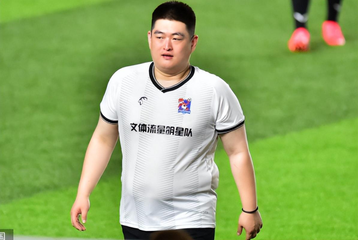 welcome海洋之神-满身肥肉跑不动，还能连连进球，赵本山儿子赢麻了，都是人情世故