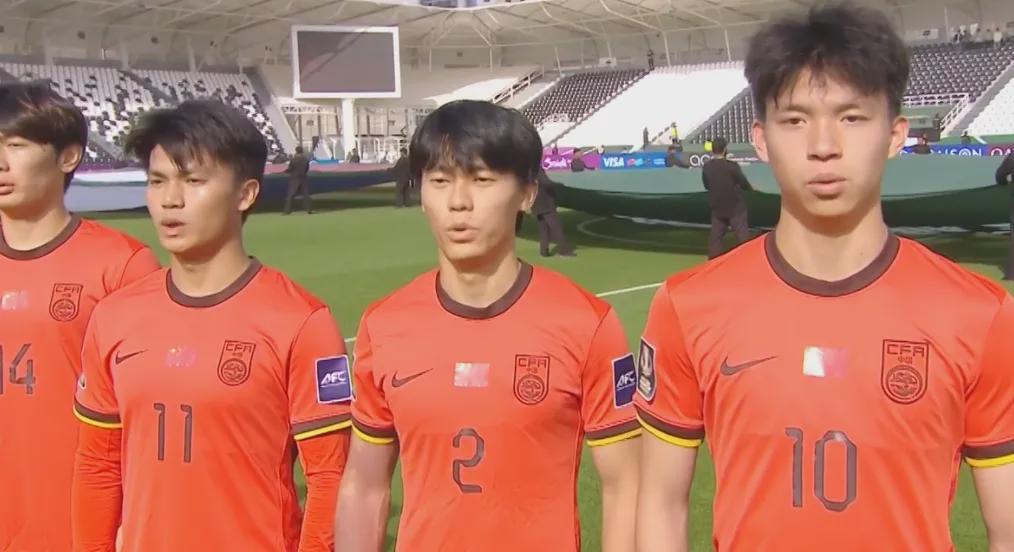 welcome海洋之神-西亚裁判坑惨中国男足，被踩踏遭无视+连续给黄牌，真的太黑了