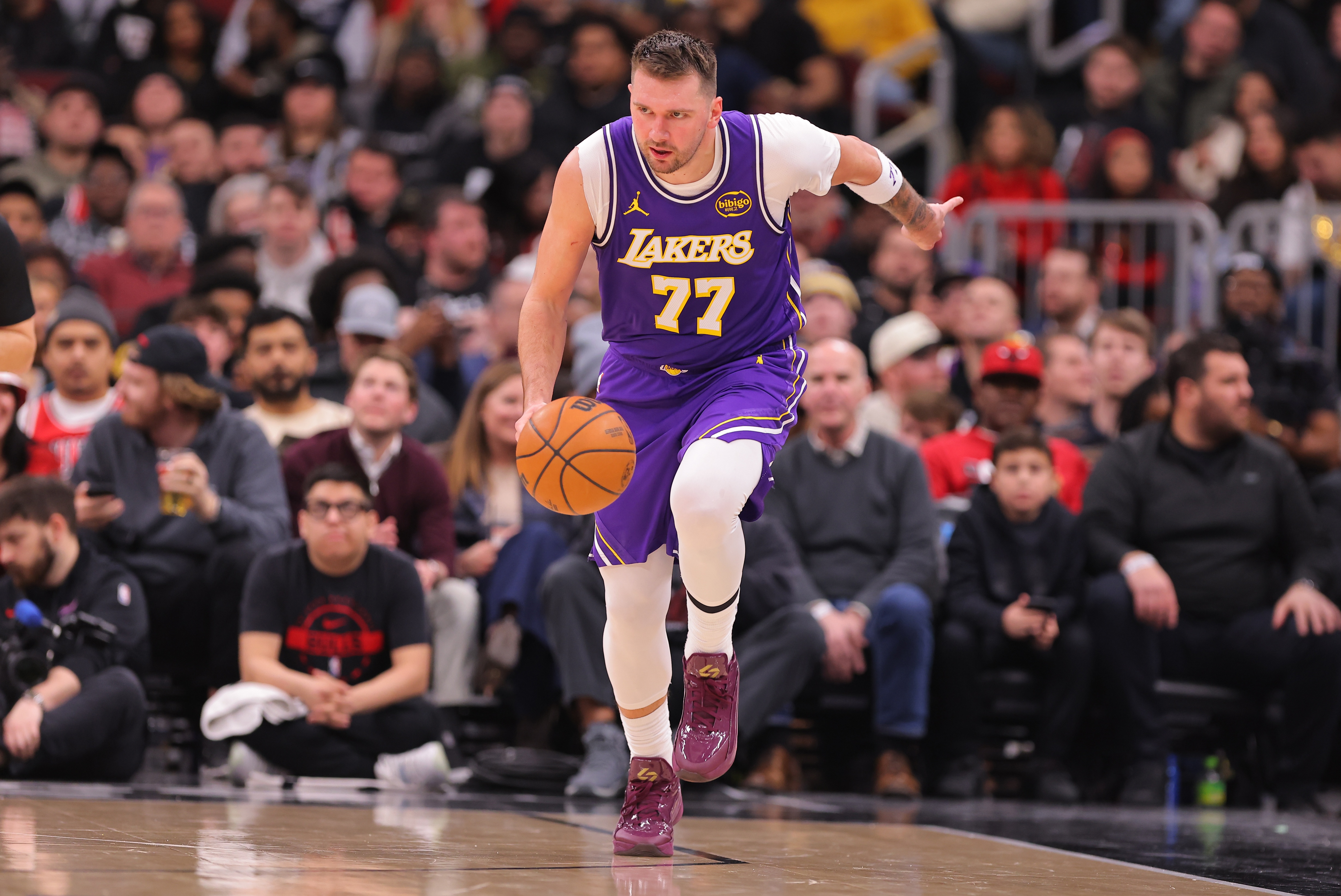 海洋之神590线路检测中心-别有大碍！东契奇次节左腿筋不适回更衣室 半场10中3&amp;5失误