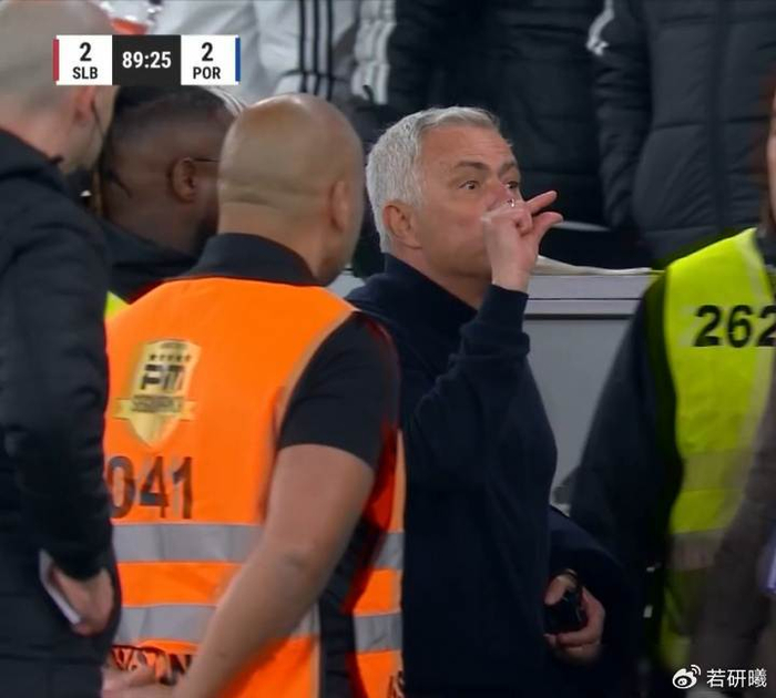 穆里尼奥踢翻水瓶被罚下，球场最后时刻炸锅了|何塞·穆里尼奥|本菲卡|红牌|本菲卡足球俱乐部|国家德比_新浪体育_新浪新闻